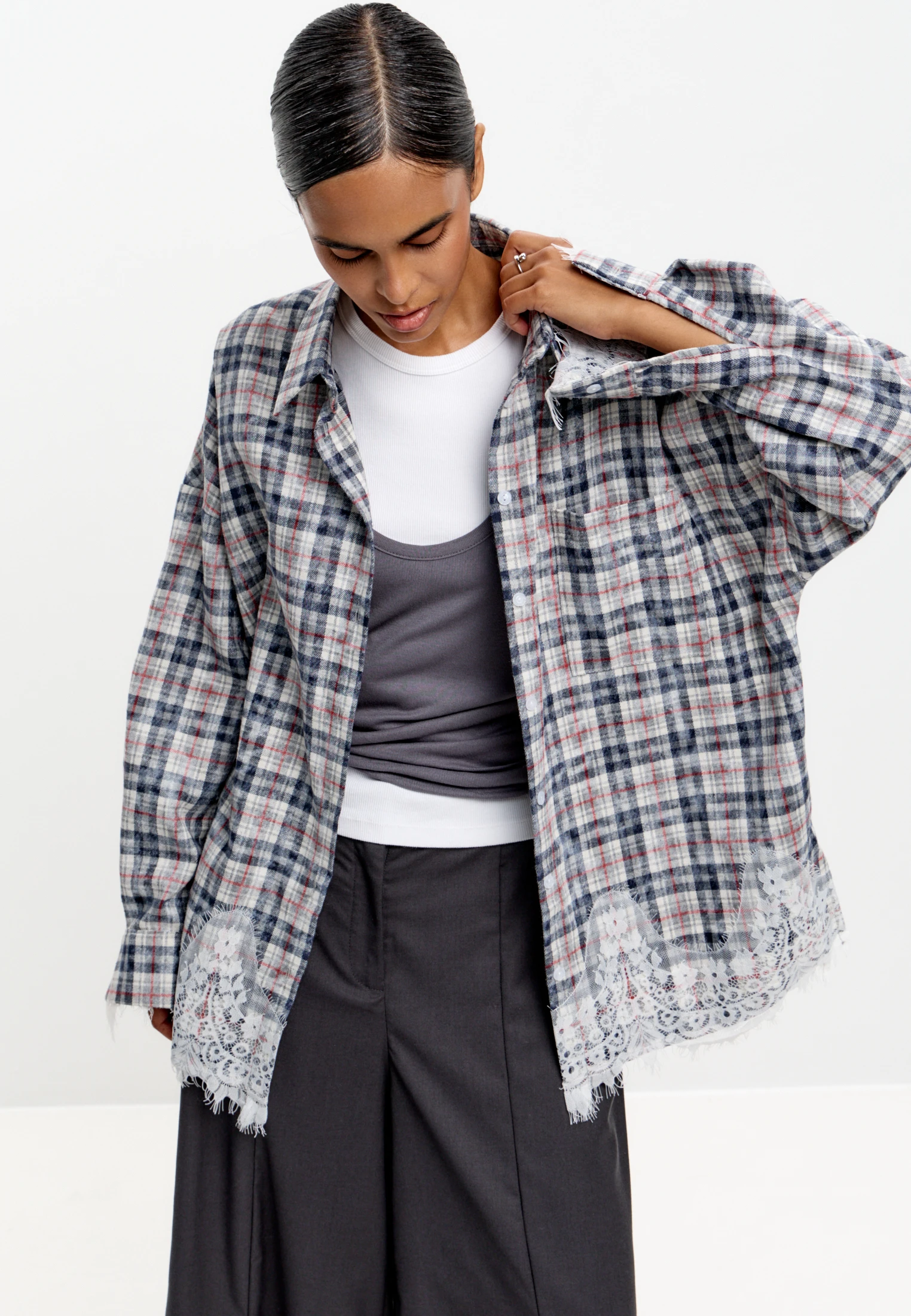 Checked Lace-Hem Shirt — Серая клетка